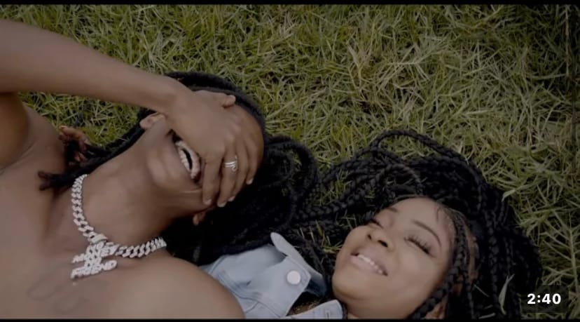 (Clip officiel) – Wizzy Kana émerveille ses fans avec « Bella ».
