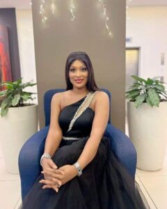 (Photos) : Titi étincelante dans une très belle robe