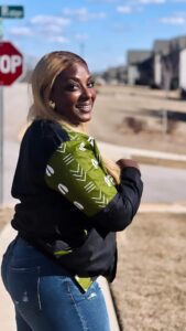 Blonde, Halima Gadji charme ses followers et montre ses formes