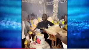 (Vidéo) : Avec 2 gigantesques gâteaux et une immense foule,  Modou Lô a célébré son anniversaire en grande pompe