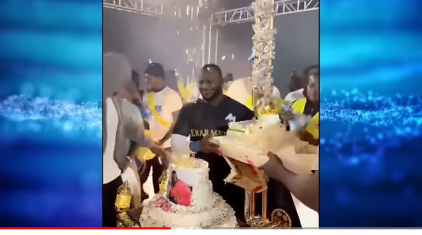 (Vidéo) : Avec 2 gigantesques gâteaux et une immense foule,  Modou Lô a célébré son anniversaire en grande pompe