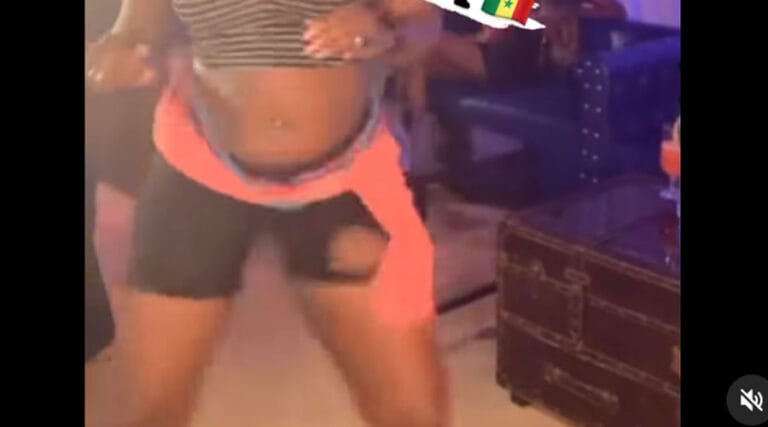 Du jamais vu, crop-top, culotte,perles à la taille, cette fille casse internet. Regardez