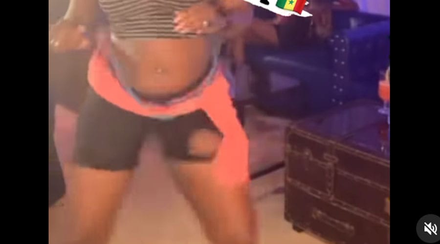 Du jamais vu, crop-top, culotte,perles à la taille, cette fille casse internet. Regardez