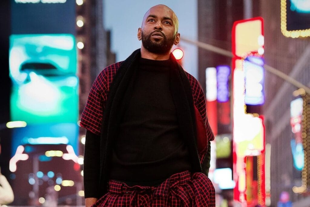 (05 photos) : Kader Gadji pose dans les rues de New York avec son « Thiaya »