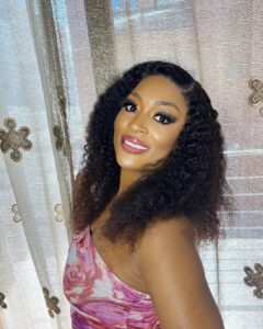 (06 photos) : Titi rayonnante dans un look à piquer