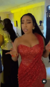 (Vidéo) : Splendide en rouge, Zeyna Ndour chante et se déhanche sur le morceau de Titi