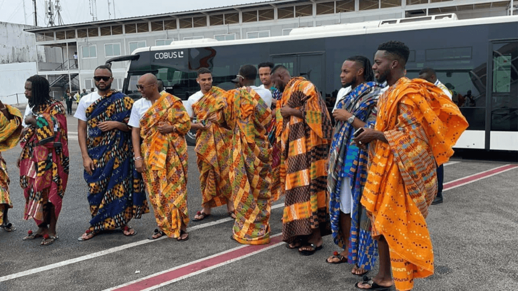 CAN 2023: Les Black Stars du Ghana debarquent à Abidjan en tenue traditionnelle et créent l&rsquo;euphorie