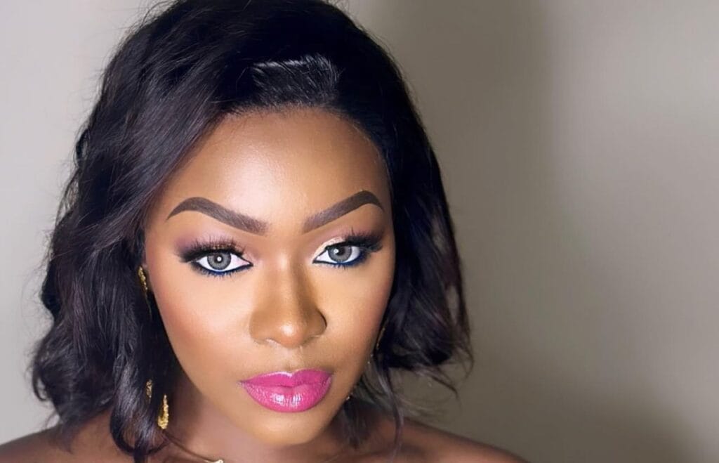 (Photos)- Makeup léger, lentilles aux yeux, Bijoux N’diaye rayonnante.