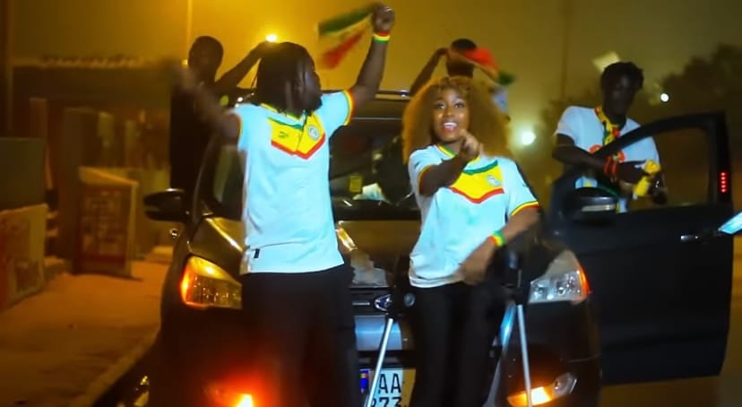 (Clip officiel) – Oumy, la femme de Boss chante les lions du Sénégal.