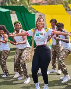 En mode douzième gaïndé, Mia s&rsquo;adresse aux lions : » Mangui niew… »