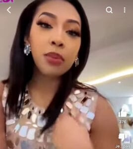 (Vidéo)- Nouvel an :   Zeyna Ndour scintillante en robe miroir