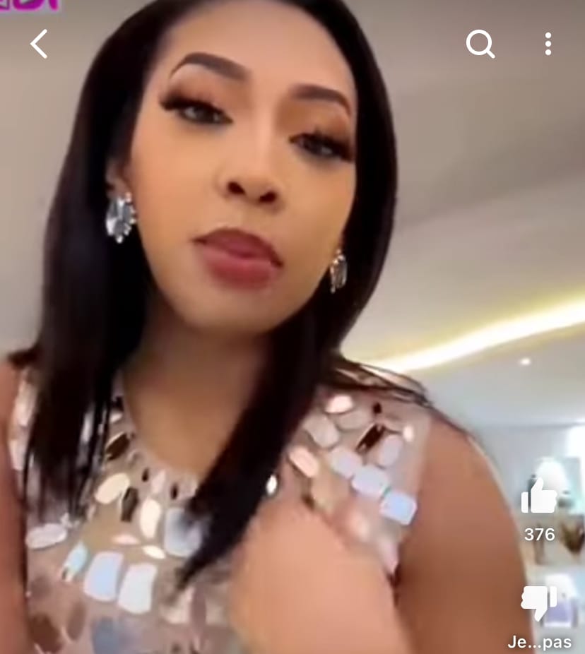 (Vidéo)- Nouvel an :   Zeyna Ndour scintillante en robe miroir
