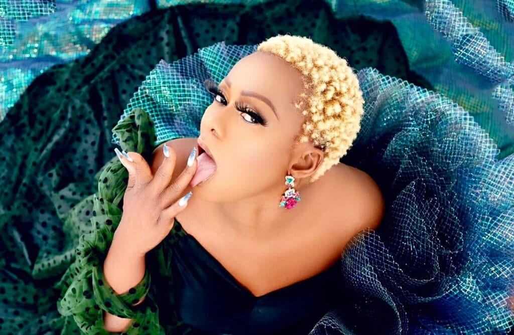 Vidéo : La chanteuse camerounaise Mani Bella chute violemment lors de son concert