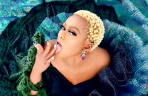 Vidéo : La chanteuse camerounaise Mani Bella chute violemment lors de son concert