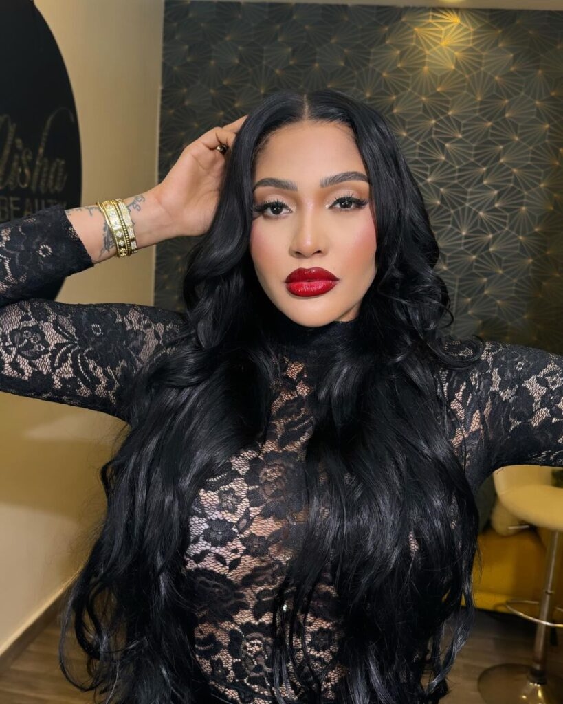 (04 Photos) : Pimpante en noir, la beauté de Adja Diallo dépasse les bornes