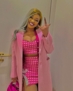 (03 photos) : Clara Gaye, une Barbie à Paris. Appréciez son look gorgeous