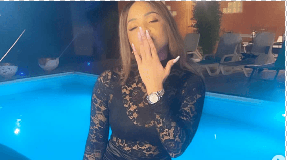 (02 photos)- Anniversaire : Dayali, l&rsquo;épouse de Dioufy bombesque en noir transparent