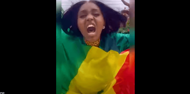 (Vidéo) : L&rsquo;actrice Mai (Karma) galvanise les Lions dans les couleurs nationales