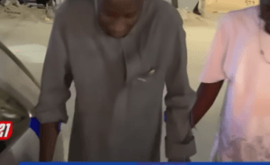 (Vidéo) : En béquilles, Mbaye Kouthia refait surface