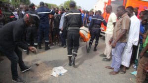 Un homme d’une soixantaine d’années tʉé dans sa chambre, sa moto emportée