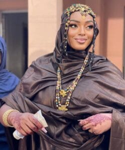 (Photos)- Fabintou, rayonnante en tenue maure