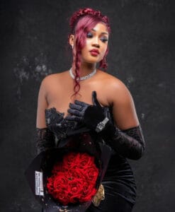 (Photos)- L’actrice Simone de la serie famille sénégalaise envoûte dans une robe noire ophistiquée