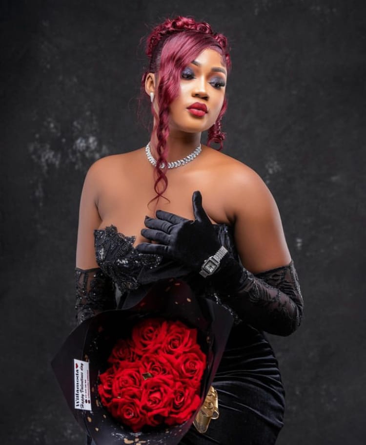 (Photos)- L’actrice Simone de la serie famille sénégalaise envoûte dans une robe noire ophistiquée