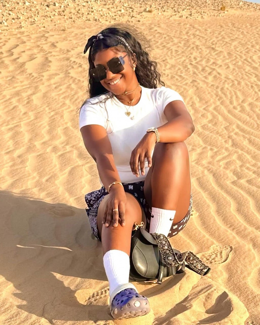 (Photos)- Sous le soleil : Mia Guissé se détend dans le désert