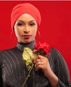 (Photos)- Saint-Valentin : Falia de la série “BAABEL” vit l’amour en rouge et noir