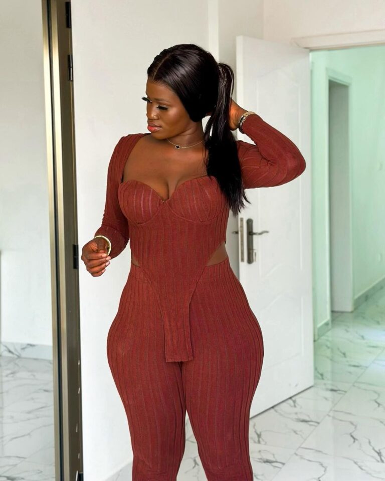 Ouroul Ayni en combinaison en velours ultra s3xy : elle nous subjugue