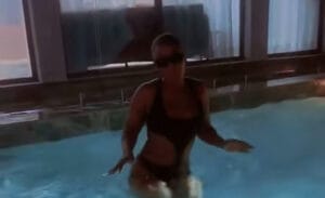 (Vidéo) : En bikini, le coup de mârteau fatal de Rangou sur la piscine choque