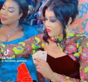 (Vidéo) : Quand Clara Gaye arrose Mor Thiam d’Euros.