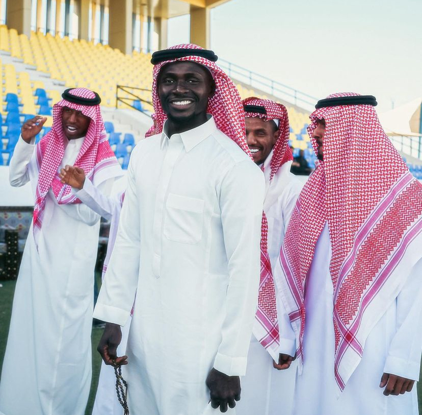(02 photos) : Sadio Mané adopte le look Saoudien pour son jummah