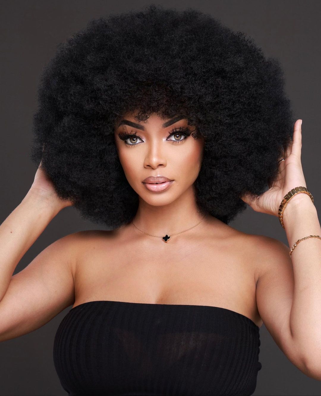 Le look hypnotisant de Alice de la série Cœurs-Brisés qui fait fondre ses followers