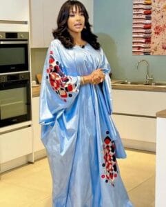 (Photos)-Ya Awa Dièye rayonne dans un magnifique grand boubou bleu