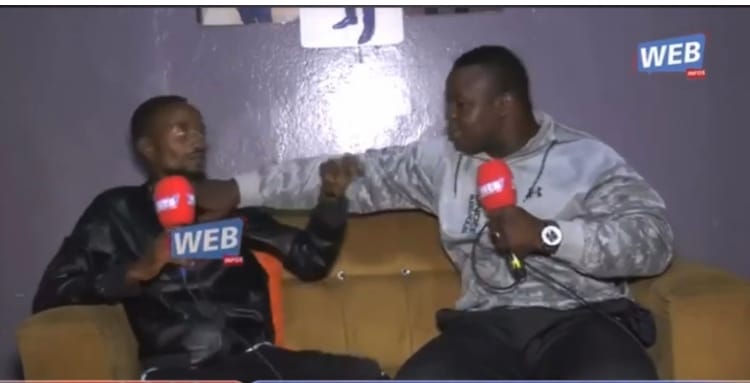 (Vidéo)- Le garde du corps de Pape Diouf a sauvagement battu un présentateur de Webinfo