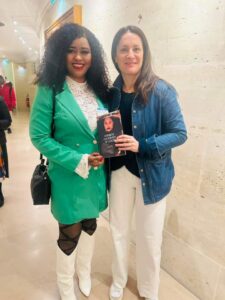 Lancement de son livre : Guigui pose avec madame le deputé Faucillon
