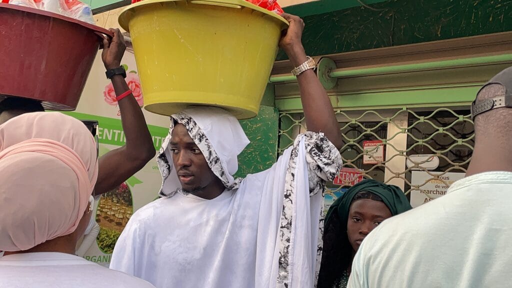 (Vidéo)- Ramadan et Social: Le chanteur Dane Lunik distribue des «Ndogou» aux habitants de Fass