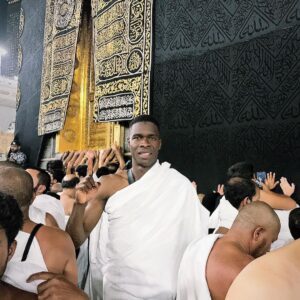 (02 photos)- Ramadan des célébrités : Pa Abdou Cissé effectue son Oumra à La Mecque
