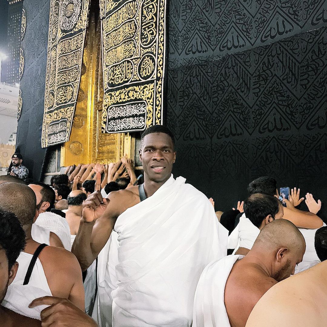 (02 photos)- Ramadan des célébrités : Pa Abdou Cissé effectue son Oumra à La Mecque