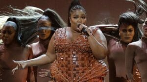 « J’abandonne » : acculée par les critiques, la chanteuse Lizzo poste un message très inquiétant
