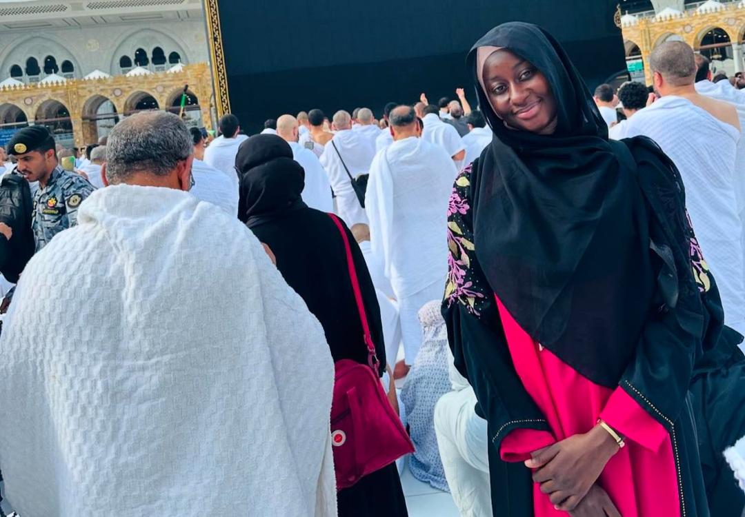 Arrêt sur image: L’actrice Daba Ndiaye s’affiche devant la Kaaba