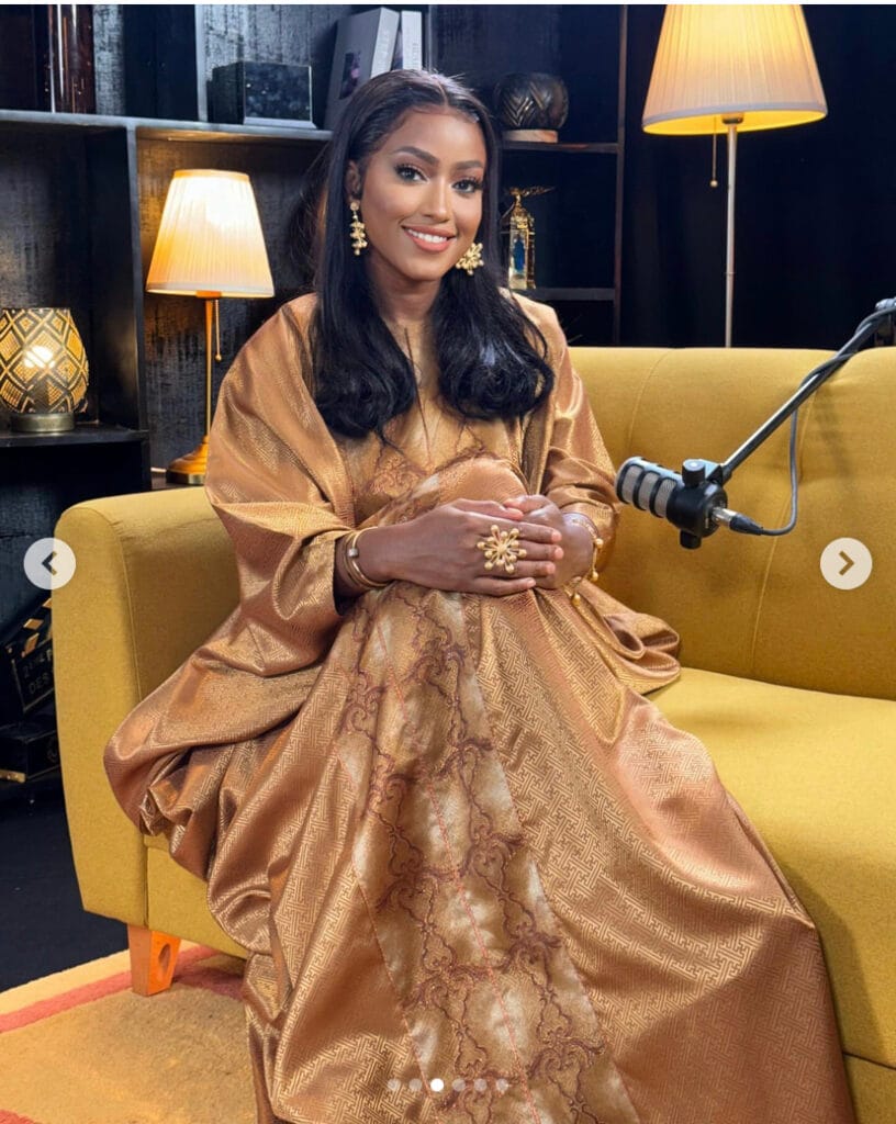 Eva Senepeople : « c’est pas le métier de présentatrice que j’adore, mais plutôt le fais d’écouter les gens se confier à moi »
