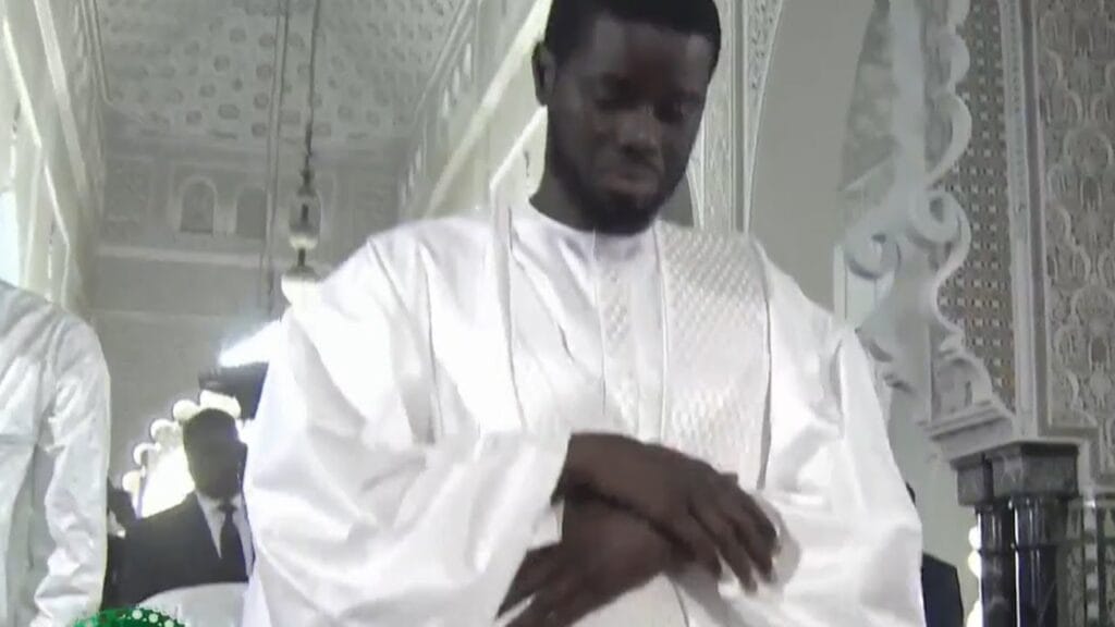 Prière de Korité : revivez l’arrivée de Bassirou Diomaye Faye à la Grande Mosquée de Dakar
