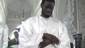 Prière de Korité : revivez l’arrivée de Bassirou Diomaye Faye à la Grande Mosquée de Dakar