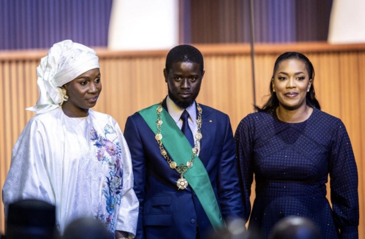 (Photo) – Famille présidentielle: Le président FAYE pose avec ses 2 superbes épouses…