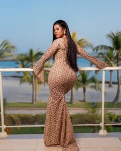 (Photos) – Dienaba Tall chauffe les internautes avec son fe$$ier XXL