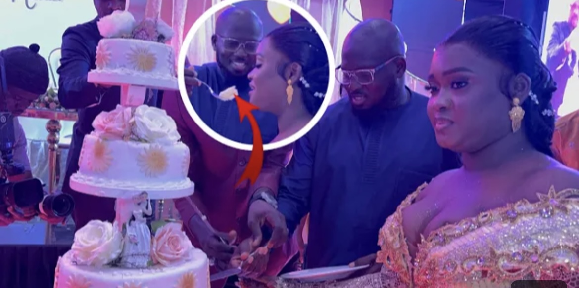 (Vidéo) – Mariage de Maman: Aziz Ndiaye  coupe le gâteau en joie avec sa fille.