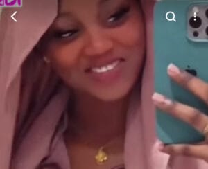 (Vidéo) : En Djellaba, Jarrah Thiès chante son mari