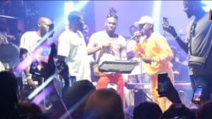 (Vidéo) – Mario offre un micro en or à Sidy Diop, l’artiste en pleurs « tu m’as offert… »